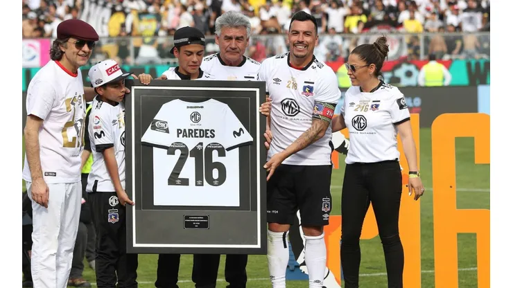 Paredes recibiendo el reconocimiento por parte de Colo Colo por su gol 216