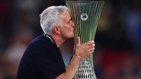 Mourinho besa el trofeo de la Conference League