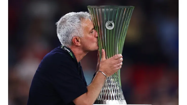 Mourinho besa el trofeo de la Conference League