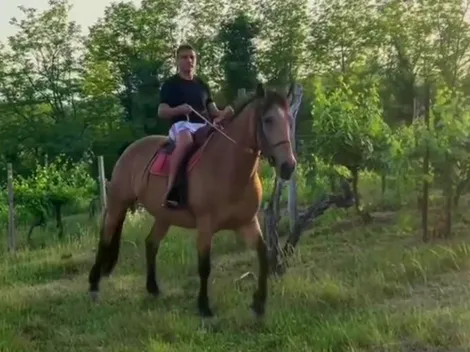 Alexis cabalga al interior de su exclusiva hacienda al norte de Italia