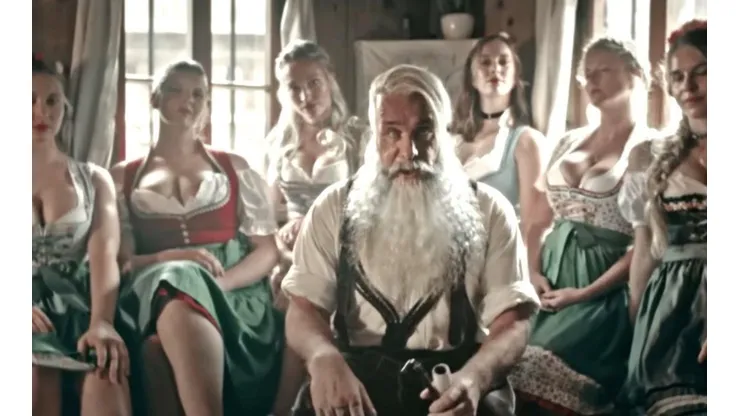 Till Lindemann rodeado de las protagonistas del video de Dicke Titten, de Rammstein.