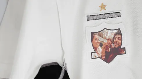 La camiseta de Maxi Falcón tiene una imagen de su pareja y su hijo.