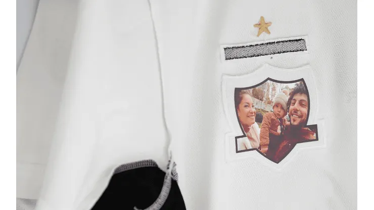 La camiseta de Maxi Falcón tiene una imagen de su pareja y su hijo.