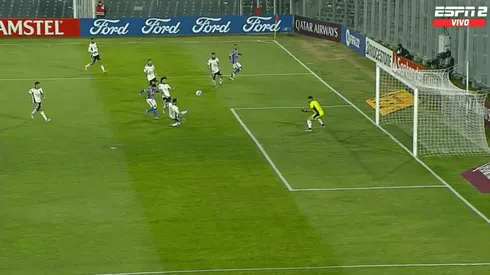 La defensa de Colo Colo le dio muchas facilidades a Fortaleza en el gol.