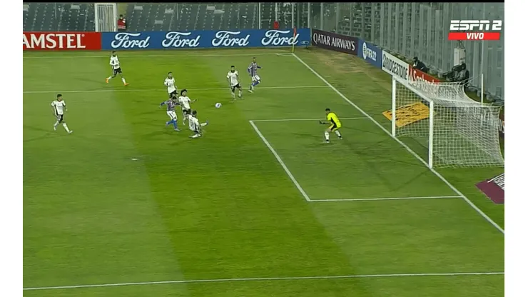 La defensa de Colo Colo le dio muchas facilidades a Fortaleza en el gol.