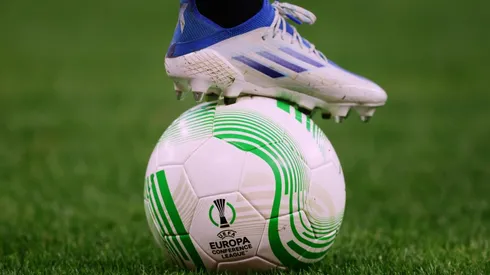 El balón con el que se juega en el Campeonato Nacional 2022 también tendrá un diseño para la final de la UEFA Europa Conference League en Albania.