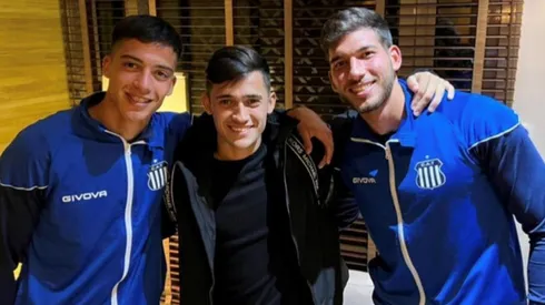 Pablo Solari acompañado por dos ex compañeros desde inferiores en Talleres.