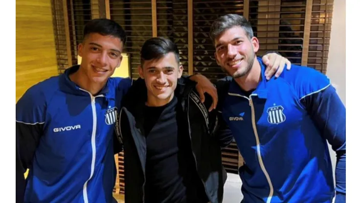 Pablo Solari acompañado por dos ex compañeros desde inferiores en Talleres.