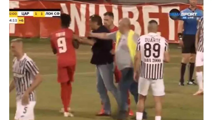 El momento en que Stoyne Manolov entra a la cancha y empuja a uno de sus jugadores