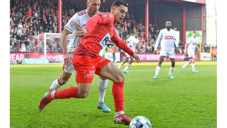 Mehssatou con la camiseta del Kortrijk en Bélgica