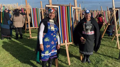 Mujeres mapuche durante la confección del telar