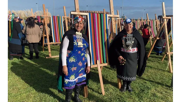 Mujeres mapuche durante la confección del telar