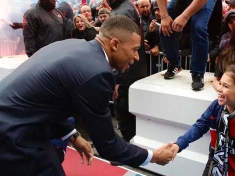 Mbappé se da un baño de masas después de su renovación