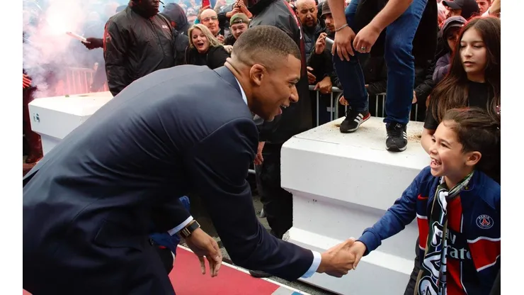 La afición del PSG aplaudió la decisión de Kylian Mbappé.