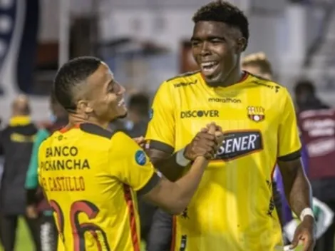 Byron Castillo recibe el apoyo de sus compañeros tras colapso