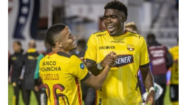 Byron Castillo recibió el cariño de sus compañeros