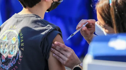 Operativo de vacunación extramural familiar contra COVID-19 en La Reina