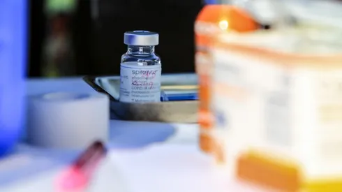 Operativo de vacunación extramural familiar contra COVID-19 en La Reina.