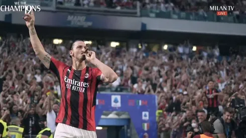 Zlatan celebra el título del AC Milan con un puro