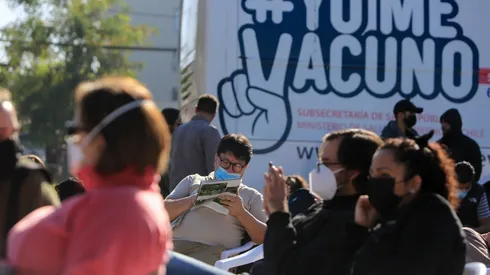 Operativo de vacunación extramural familiar contra COVID-19 en La Reina.