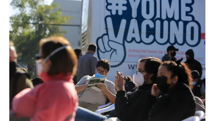 Operativo de vacunación extramural familiar contra COVID-19 en La Reina.
