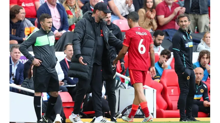 Thiago Alcántara se retiró lesionado sobre el final del primer tiempo.