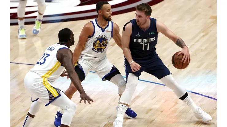 Doncic no puede ante el poderío de los Warriors.