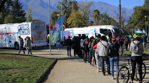 Operativo de vacunación extramural familiar contra COVID-19 en La Reina