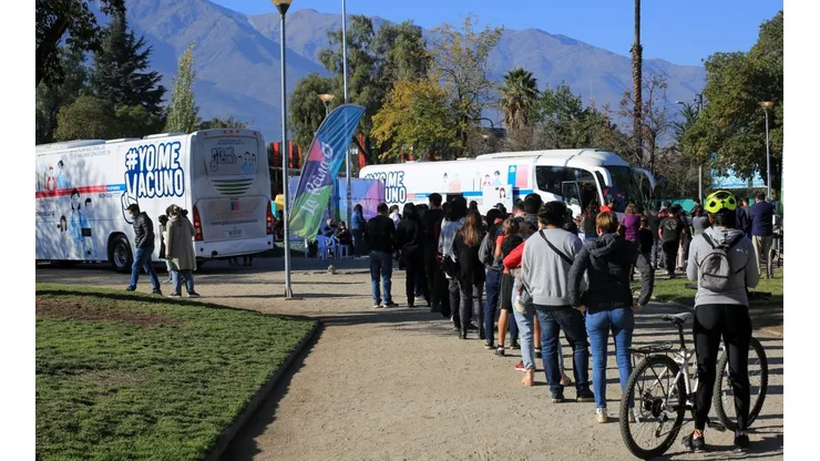 Operativo de vacunación extramural familiar contra COVID-19 en La Reina