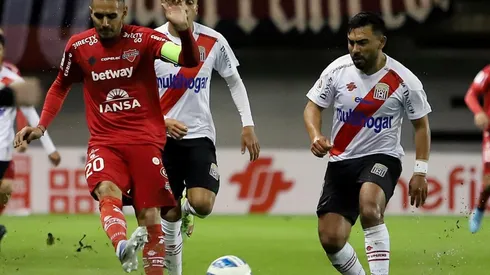 Ñublense superó a Curicó y quedó líder del torneo