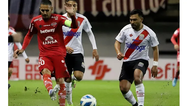 Ñublense superó a Curicó y quedó líder del torneo