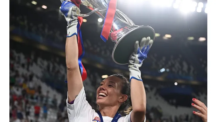 Épico: El momento en que Tiane recibió la medalla de campeona