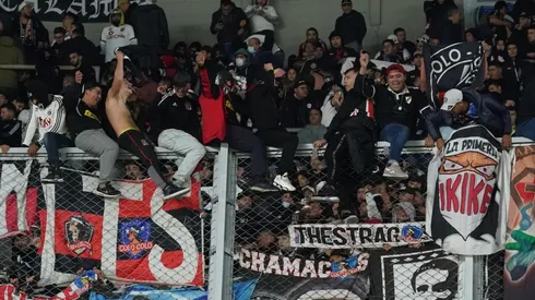 Tras los actos delictuales en Santiago, adherentes de Colo Colo llevaron los problemas afuera de Chile: el partido del Cacique ante River Plate no se pudo reanudar con normalidad tras el entretiempo.
