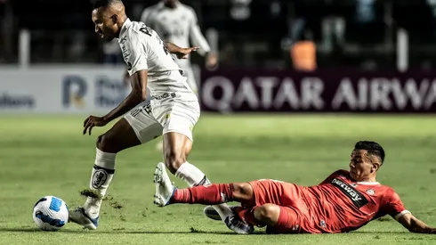 Olé reacciona a la patada de un hincha brasileño al calerano Matías Fernández.