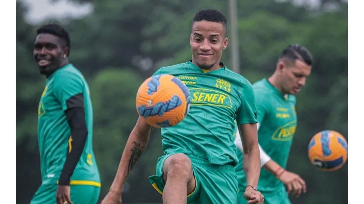 Dentro del entorno ecuatoriano no se fían de la nacionalidad de Byron Castillo.