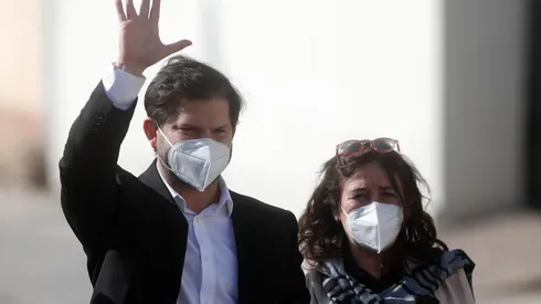 El presidente Gabriel Boric y la ministra de Salud, María Begoña Yarza, en Alhué.