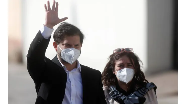 El presidente Gabriel Boric y la ministra de Salud, María Begoña Yarza, en Alhué.