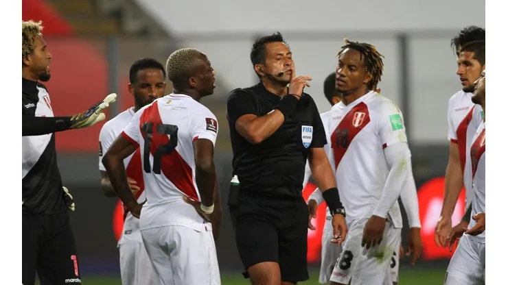 Julio Bascuñán en el partido entre Perú y Brasil en Lima