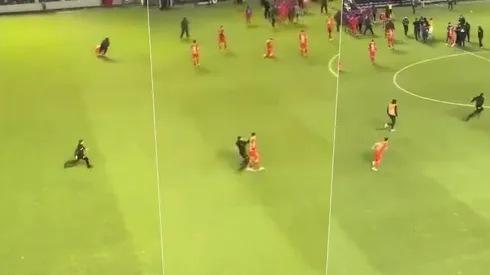 Matías Fernández sufrió una agresión de parte de un hincha que ingresó a la cancha en la derrota de Unión La Calera ante Santos de Brasil