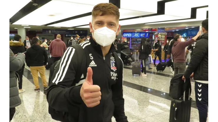 Leonardo Gil en su arribo junto a Colo Colo a Argentina.