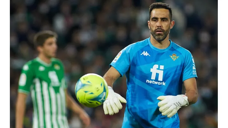 Claudio Bravo se lesionó contra el Barcelona y puso fin a la temporada con el Betis