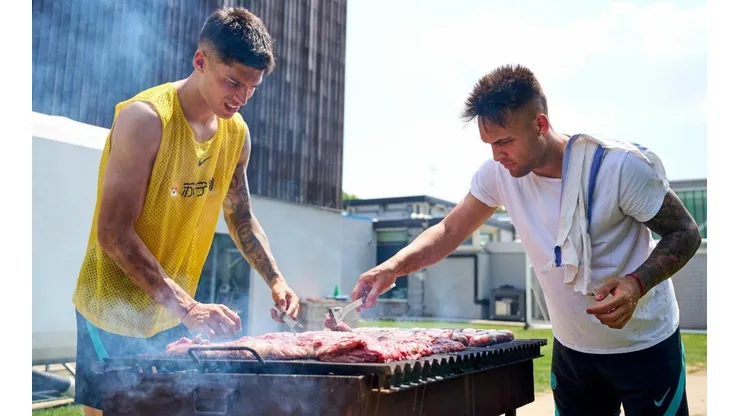 Lautaro Martínez y Joaquín Correa encargados del asado del Inter de Alexis y Vidal.