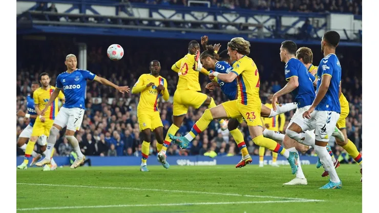 Everton se salvó del descenso en el final del partido y se queda en la Premier League