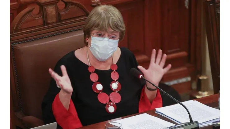 La expresidenta Michelle Bachelet aprueba la nueva Constitución.