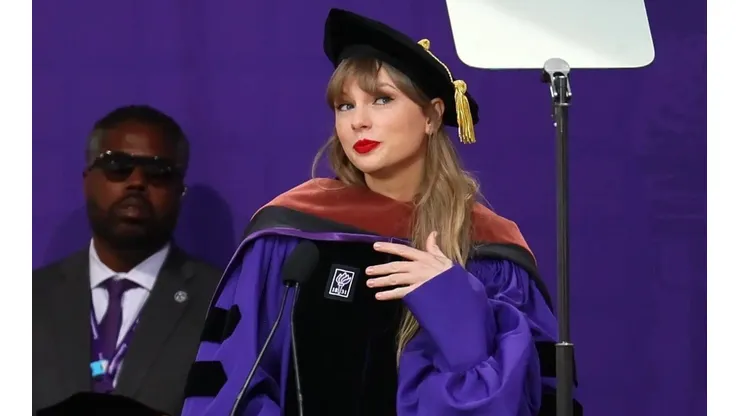 Taylor Swift en medio de su discurso en la Universidad de Nueva York.