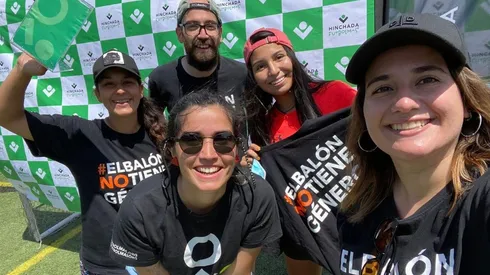 Loreto Fuenzalida (a la derecha) con la Fundación Fútbol Más