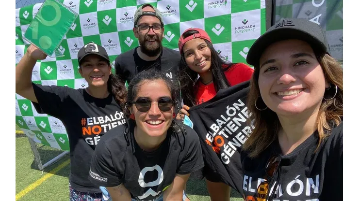Loreto Fuenzalida (a la derecha) con la Fundación Fútbol Más