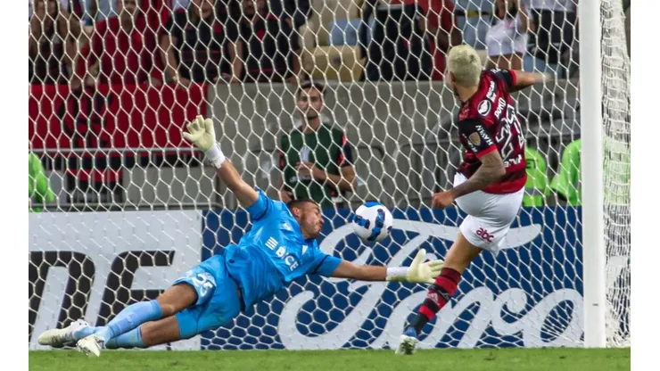 Sebastián Pérez fue la gran figura de la UC, e igual le hicieron tres goles