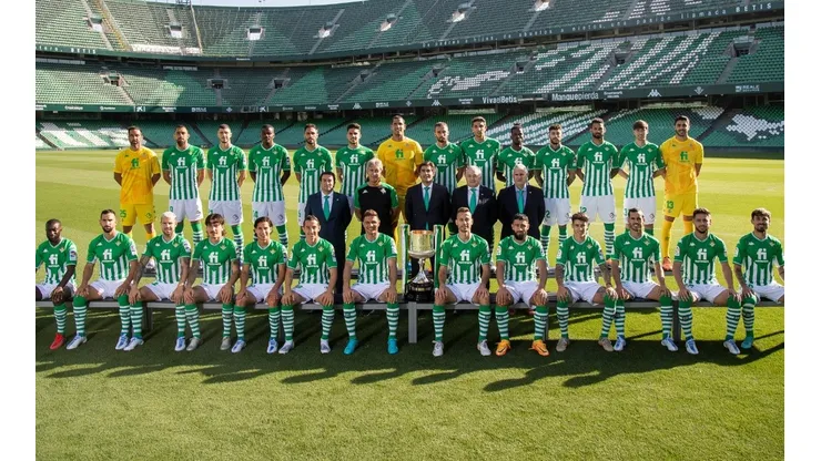 La foto oficial del Betis campeón de la Copa del Rey quedará estampada en el corazón de los hinchas andaluces y chilenos