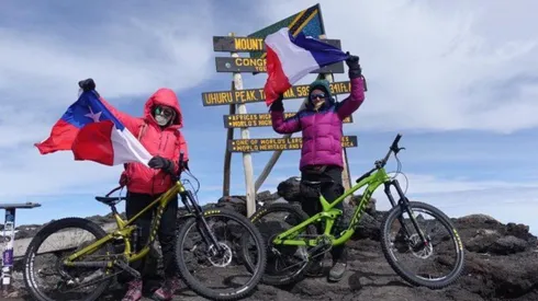 Helene Manche y Nadia Vásquez en la cumbre del Kilimanjaro